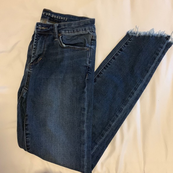 Dark wash skinny jean with frayed edge - Picture 1 of 1